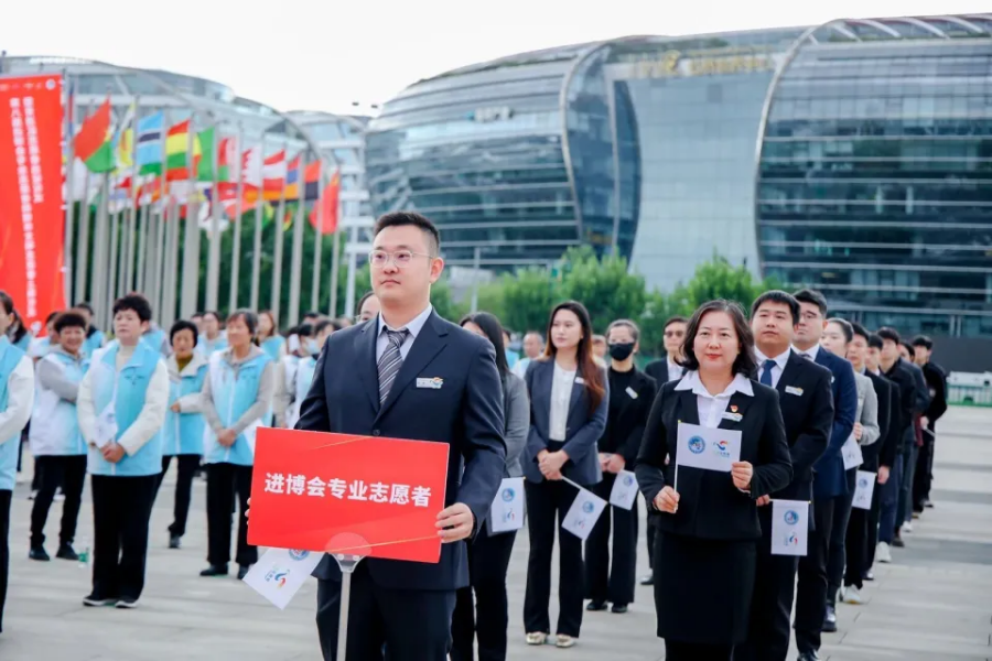 Freiwillige für die achte CIIE nehmen ihre Arbeit in Shanghai auf