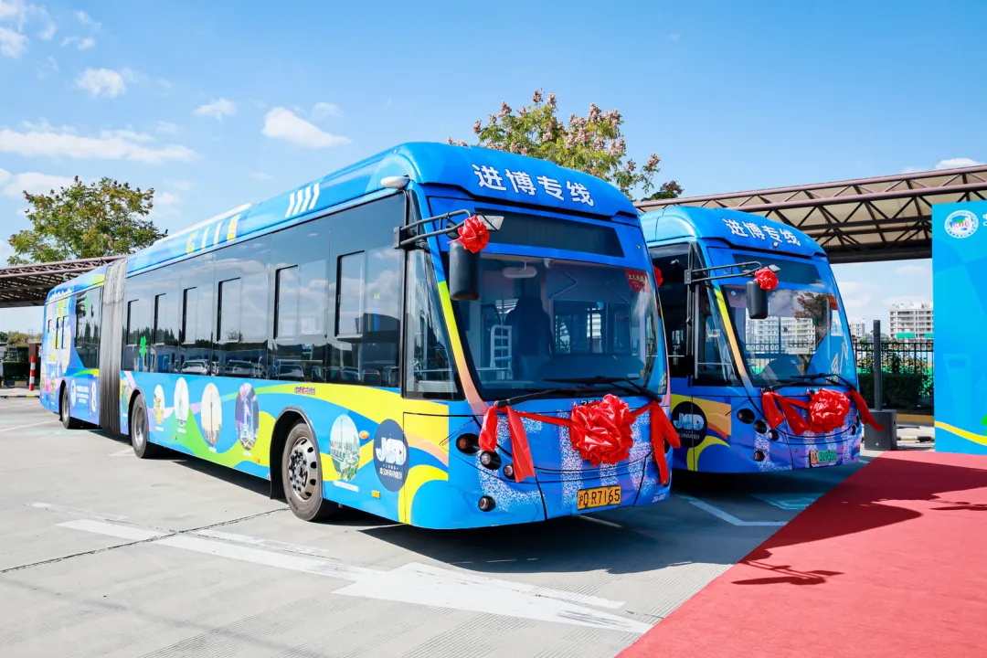 Anfahrt vom und Abfahrt vom CIIE-Veranstaltungsort mit dem Bus