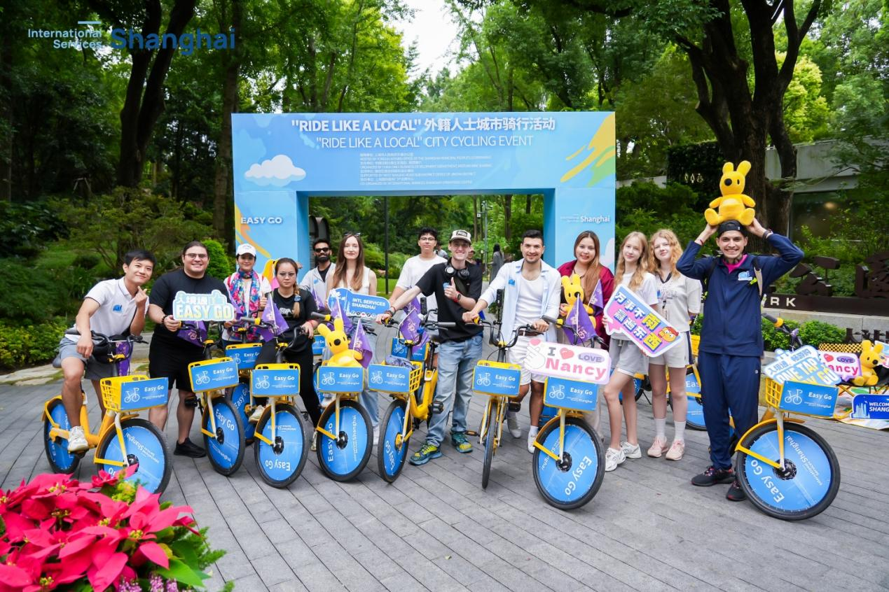 Fahren durch die dynamischen Straßen: Expats genießen Shanghais fahrradfreundliche Atmosphäre