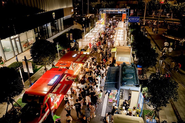 Night market lights up Shanghai