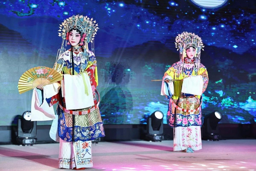 Kulturelle Gala der „Multi-Kulti-Brücke“ an der Fudan-Universität endete erfolgreich