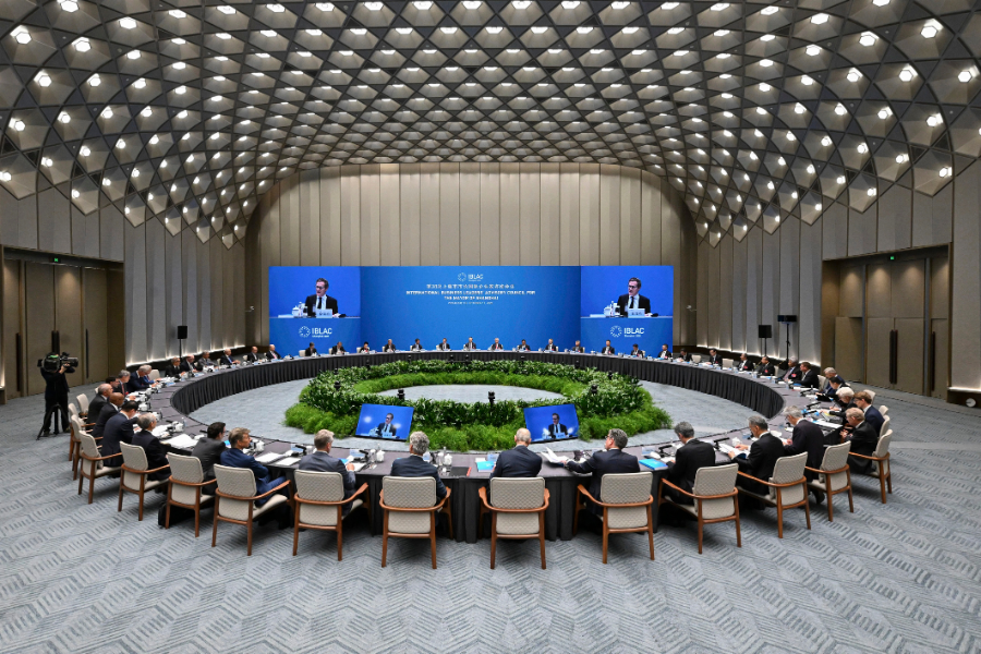 Globale Wirtschaftsführer diskutieren in Shanghai über KI-gestütztes Wachstum 