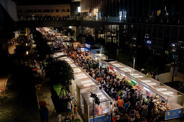 Night market lights up Shanghai