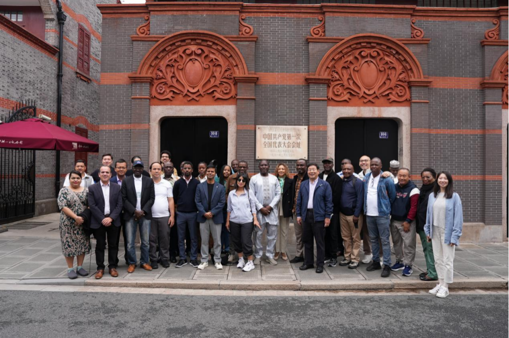 Internationale Delegation erkundet Chinas Modernisierung in Shanghai