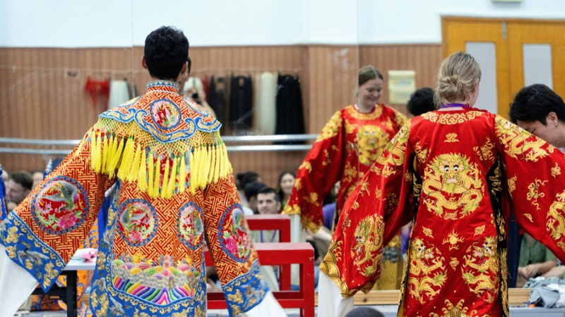 Ausländische Jugendliche lernen chinesische Opern kennen1.jpg