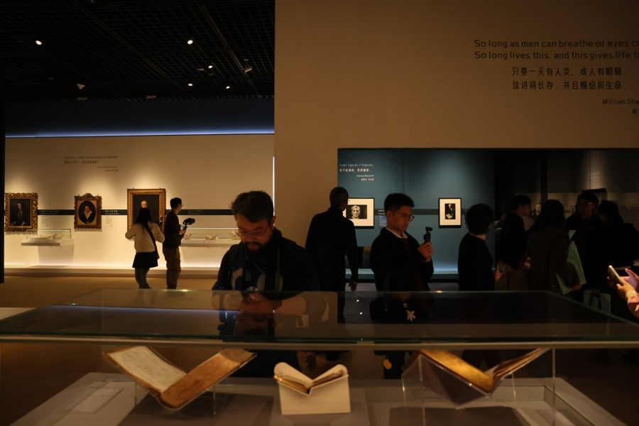 Besucher treffen in Shanghai auf britische Literaturgrößen