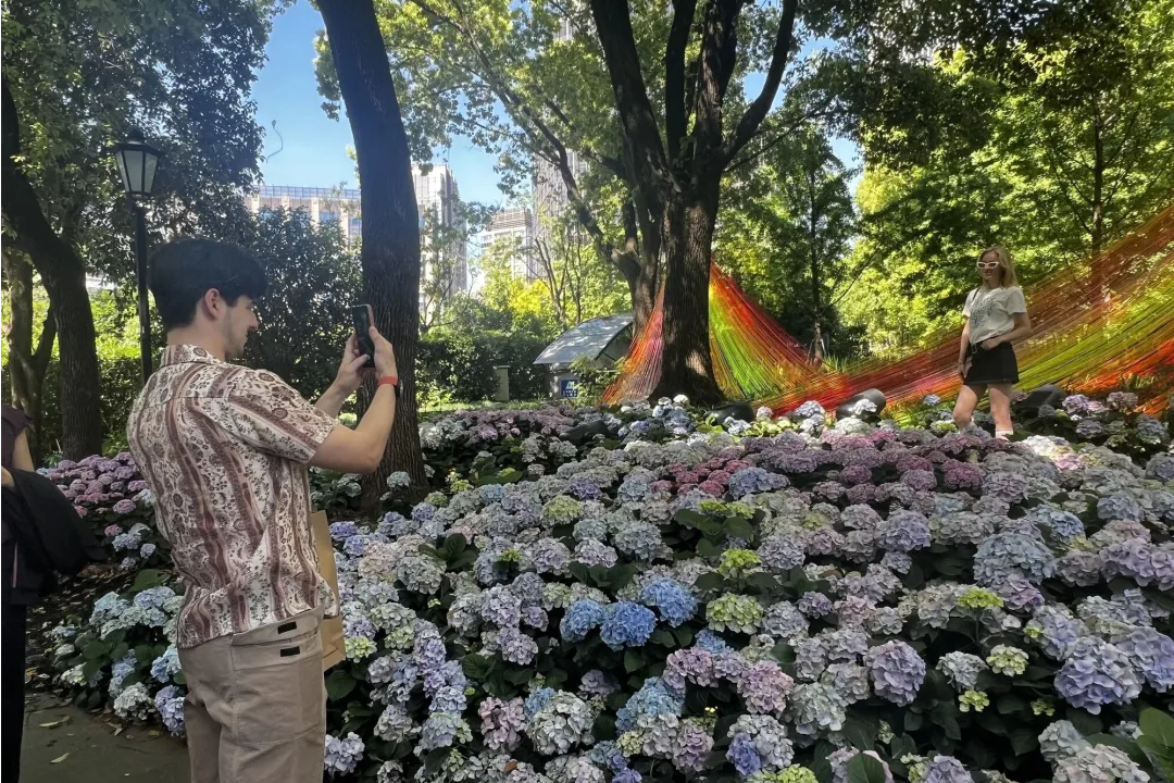 Ausländische Touristen begeistert von Blumenausstellung in Xintiandi