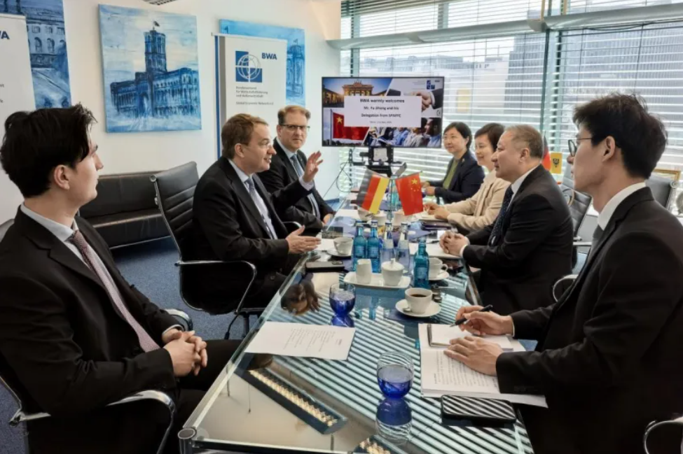 Delegation der Shanghaier Volksvereinigung für Freundschaft mit Ausland besucht Deutschland und Schweiz
