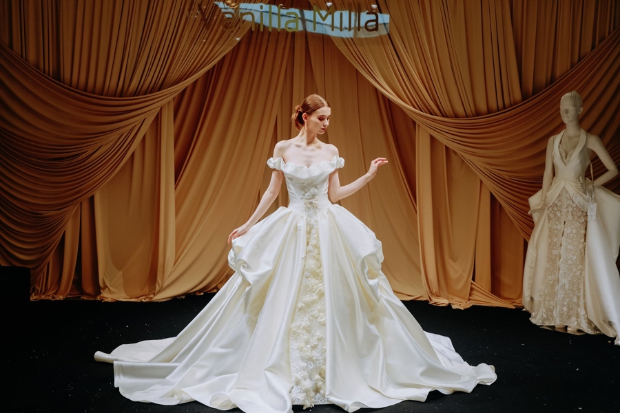 Internationale Messe für Brautkleider präsentiert globale „süße Trends“