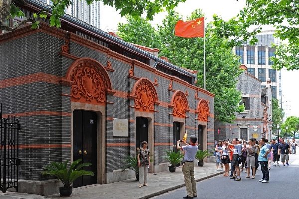 In einen Sightseeing-Bus steigen und in die Geschichte Shanghais eintauchen