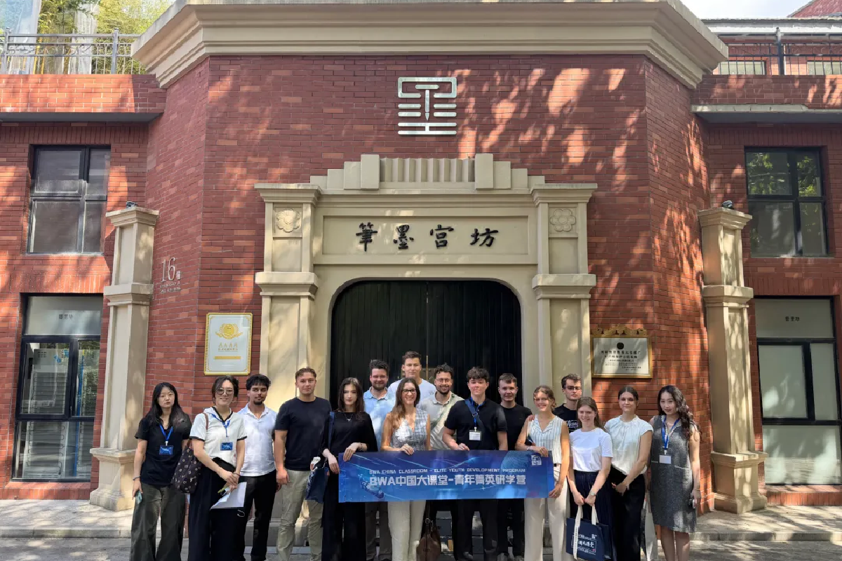 Junge Deutsche entdecken China bei Betriebsbesichtigungen und Austausch in Shanghai