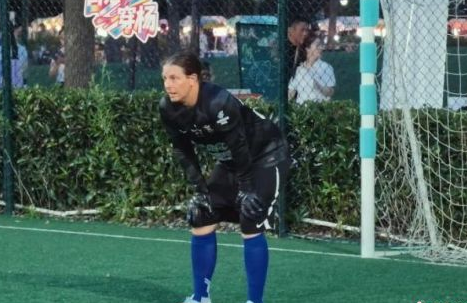 Deutscher Torwart im Shanghaier Community-Fußball