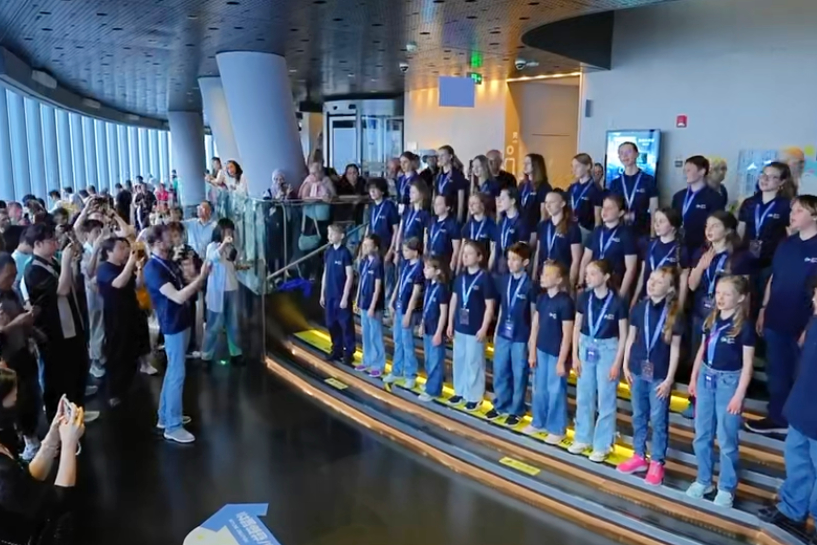 Münchner Kinder singen hoch über Shanghai
