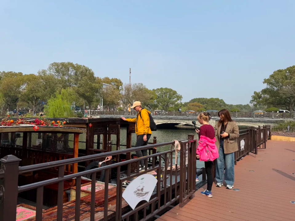 Immer mehr ausländische Touristen in Altstadt Zhujiajiao