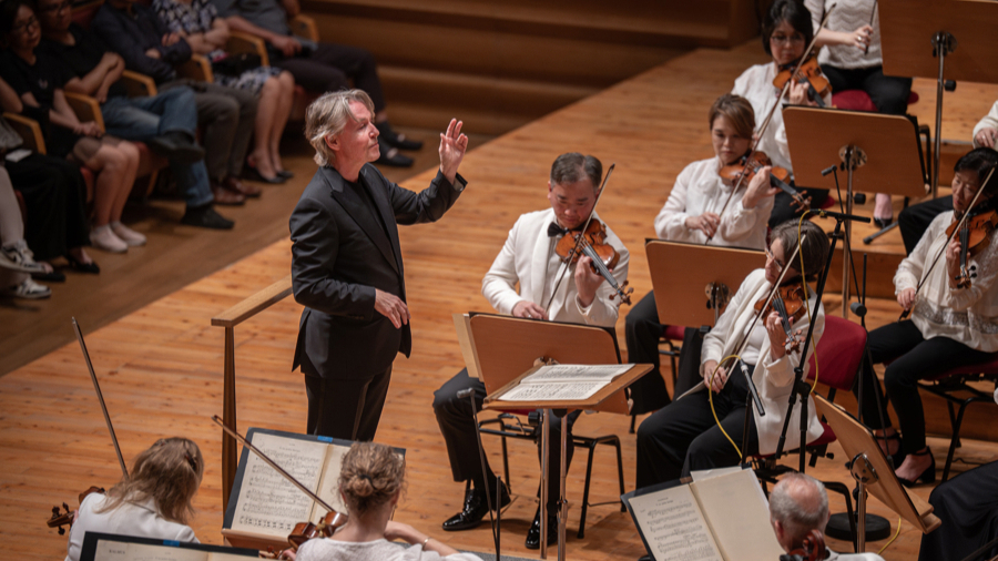 Die New Yorker Philharmoniker mit einem finnischen Dirigenten und einem französischen Pianisten interpretieren deutsche Klassik in Shanghai