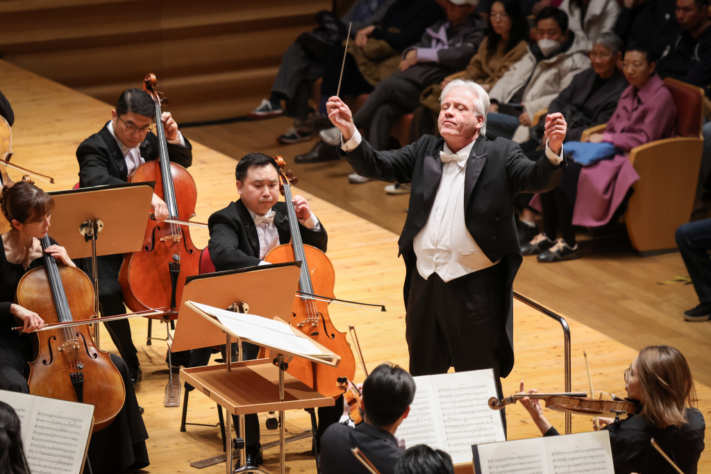 Deutscher Dirigent Markus Stenz dirigiert Werke von Richard Strauss nach 15 Jahren in Shanghai
