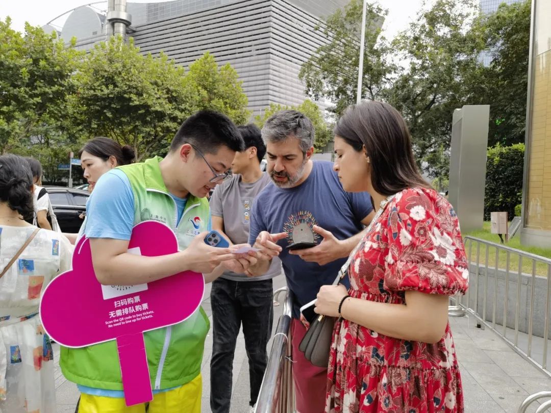 Internationale Freiwillige sind in den Shanghai-Turm gekommen!