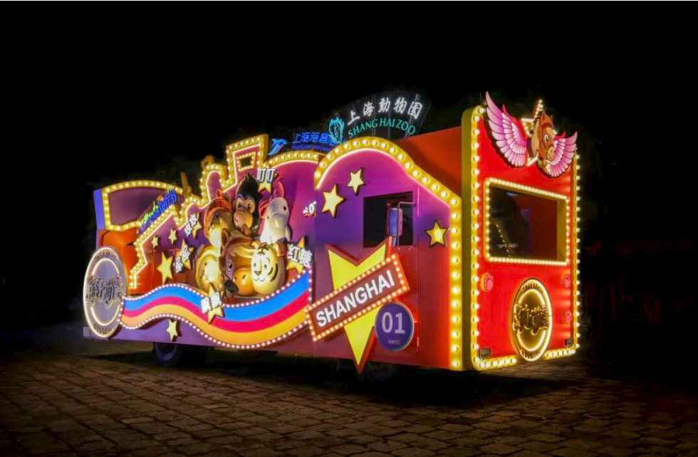 Festwagen des Tourismusfests von Shanghai gehen auf Stadttour