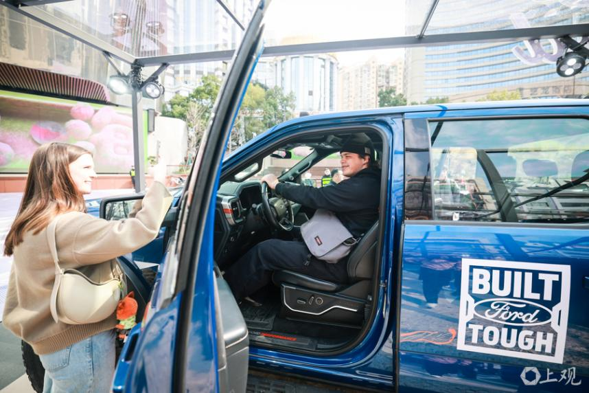 In Bildern: Motorsport-Festival im Stadtzentrum von Shanghai