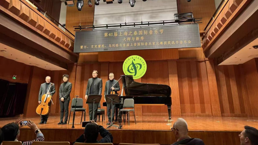 Chinesischer Nachwuchspianist konzertiert mit deutschem Meistertrio